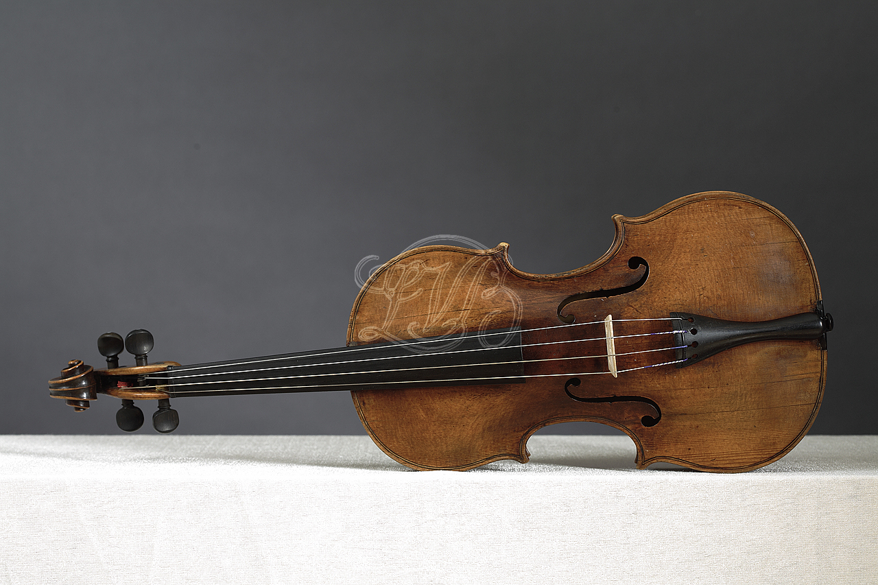 Страдивари википедия. Бетховен со скрипкой. Старинная Виола музыкальный инструмент фото.